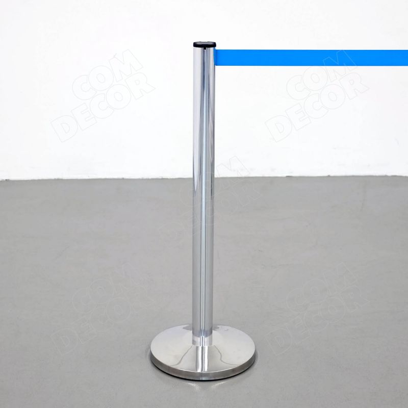 Queue barrier pole with barrier belt